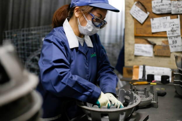 製品の仕上げ作業